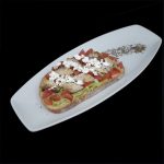 TOSTA CON AGUACATE, CABALLA, TOMATE Y QUESO COTTAGE